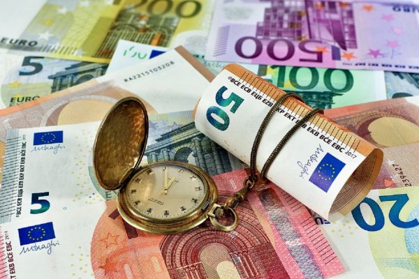 Впервые с апреля на Московской бирже предложили за евро более 80 рублей