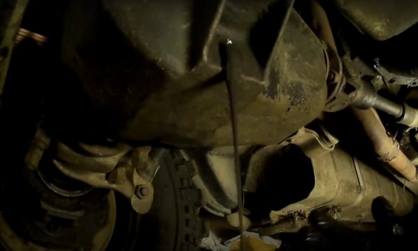 «Непонятная жижа»: Автомеханики показали, что было в УАЗ «Хантер» вместо масла