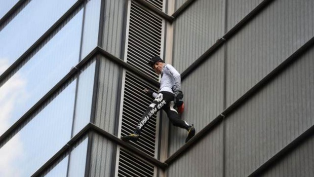 Известный человек-паук забрался на крышу 230-метрового здания