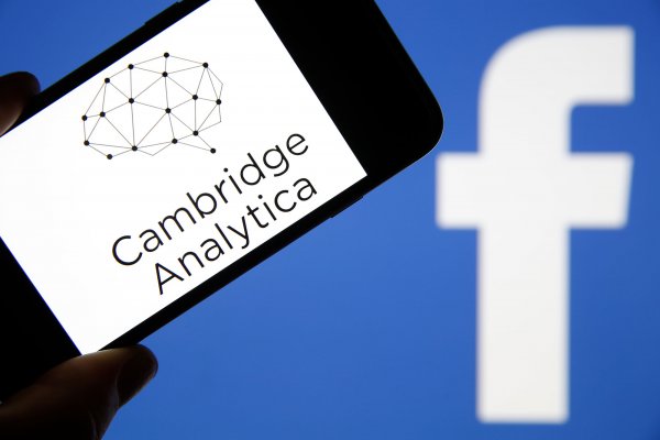 Cambridge Analytica объявила о банкротстве после конфликта с Facebook