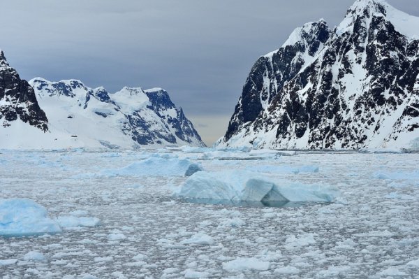 В тающих льдах Антарктиды исследователи заметили «летающую тарелку»