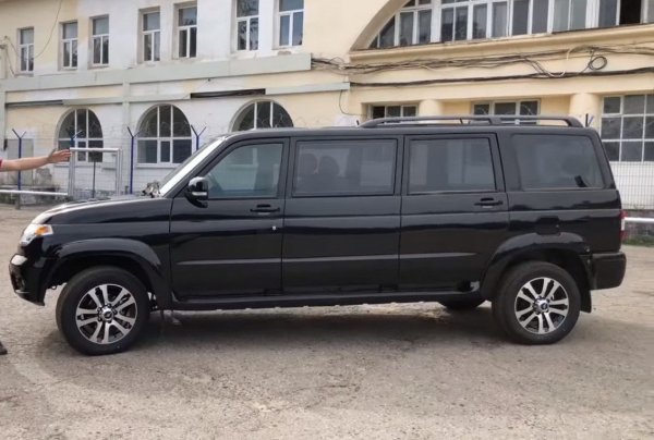 «Кортеж» для простаков: УАЗ «Патриот» в кузове лимузин покорил сеть