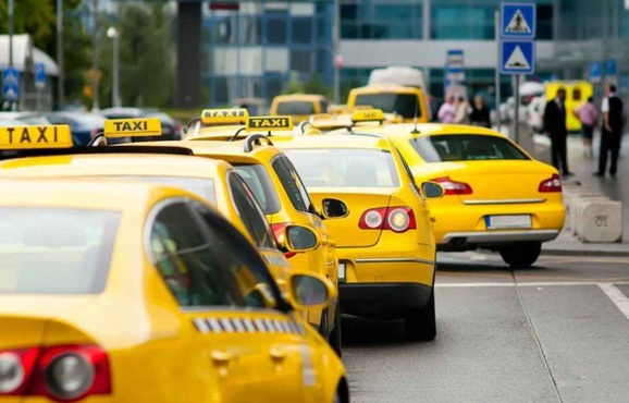 Таксист-россиянин 8 часов прождал пассажирку, забывшую кошелек в машине