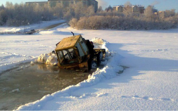 В Югре водолазы ищут мужчину, который на тракторе провалился под лед
