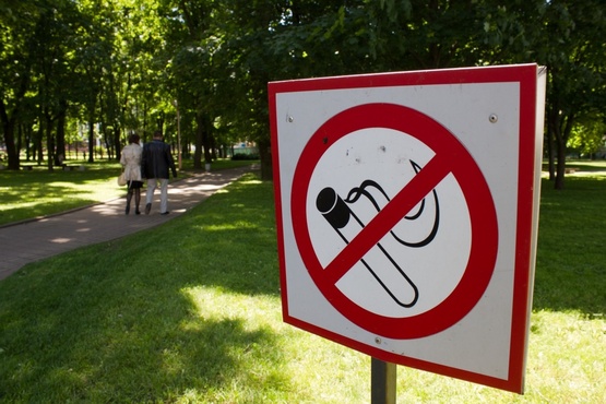 Тюменцев наказывают за курение в общественных местах
