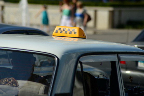 В Тюмени водитель такси сделал вид, что не обворовывал мужчину
