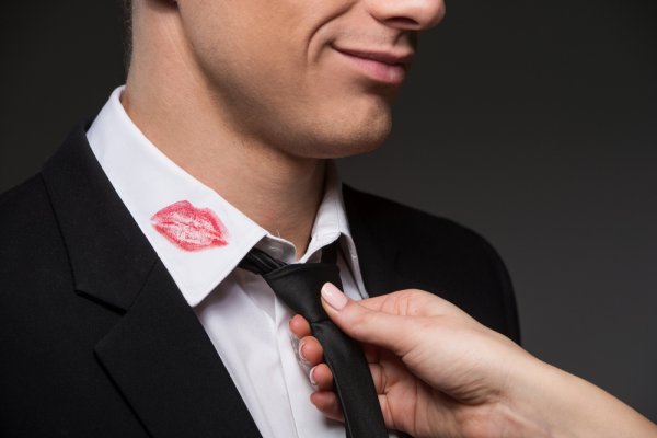 Эксперты: 50% мужчин не считают изменой поцелуй с другой женщиной