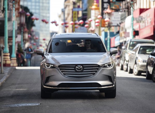 «Оба идеальны по-своему»: Эксперты попытались сравнить Hyundai Santa Fe и Mazda CX-9