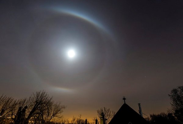 Похоже на Нибиру: Жители Будапешта заметили Солнце в светящемся кольце