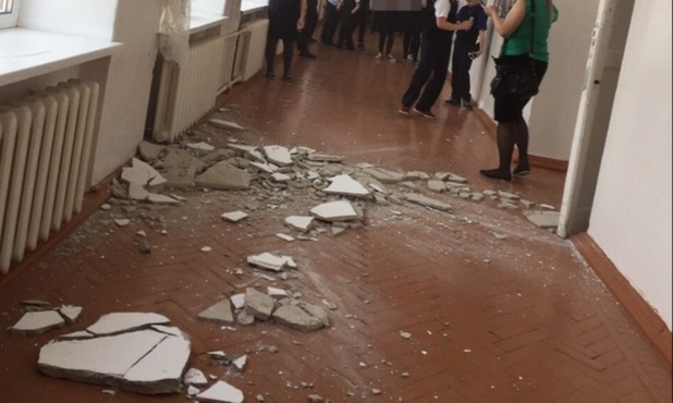 В тюменской школе обвалился потолок во время перемены
