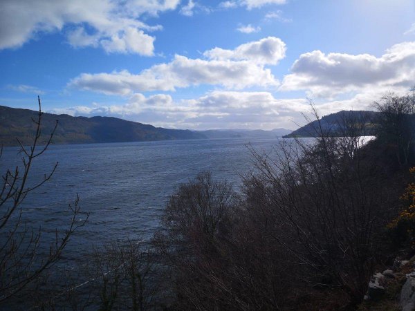 Шотландия бьет тревогу: Лох-несское чудовище вновь показалось на поверхности озера