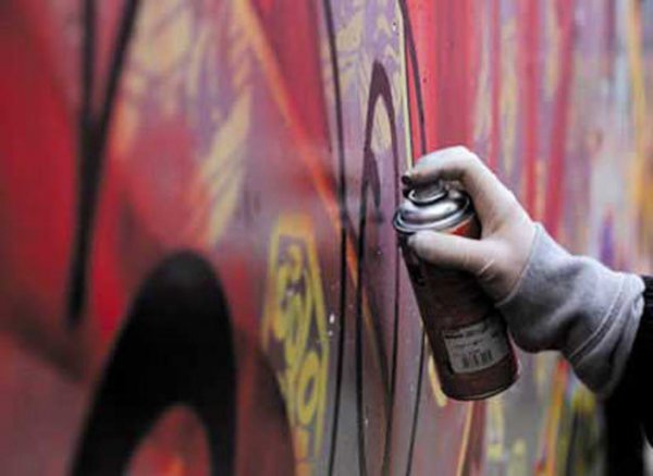 «Граффити с летальным исходом»: Наркодилеры подсаживают на иглу школьников при помощи уличной рекламы