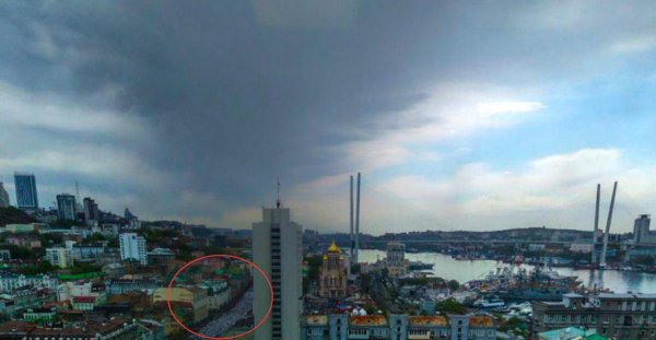 Небо скорбит: во Владивостоке туча «традиционно» растянулась над «Бессмертным полком»