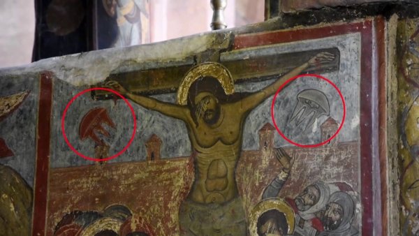 Иисус был пришельцем: Изображения НЛО найдены на христианских святынях