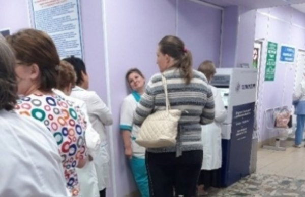 День медика на пороге: Пациента обрекли на многочасовые «мучения» из-за зарплаты