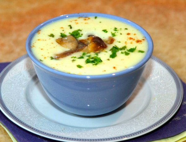 Нежный сметанный суп на курином бульоне