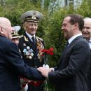 Россияне пристыдили Медведева за мизерную помощь ветеранам ВОВ в России к 9 Мая Россияне пристыдили Медведева за мизерную помощь ветеранам ВОВ в России к 9 Мая