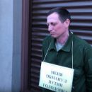 «Меня обманул Путин». Бывший военный вышел с табличкой на улицы объявляя голодовку на митинг 9 мая