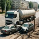 Автоцистерна столкнулась с двумя легковушками и пробила ограждение стройки в Воронеже